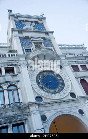 Stadt Venedig, Italien, Europa. St. Marks Uhrturm Venedig Stockfoto