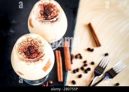 Tiramisu in ein Glas mit Kaffeebohnen dekoriert Stockfoto