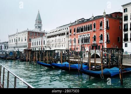 Stadt Venedig, Italien, Europa. Gondeln mit blauen Abdeckungen auf dem Canal Grande Stockfoto