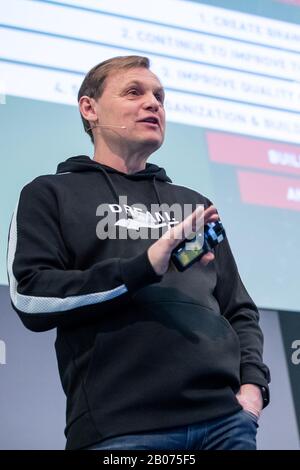 19. Februar 2020, Bayern, Herzogenaurach: Björn Gulden, Vorsitzender und Geschäftsführer des Sportartikelherstellers Puma SE, spricht auf der jährlichen Pressekonferenz des Unternehmens. Foto: Daniel Karmann / dpa Stockfoto