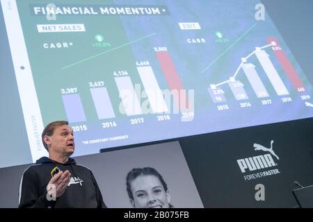 19. Februar 2020, Bayern, Herzogenaurach: Björn Gulden, Vorsitzender und Geschäftsführer des Sportartikelherstellers Puma SE, spricht auf der jährlichen Pressekonferenz des Unternehmens. Foto: Daniel Karmann / dpa Stockfoto