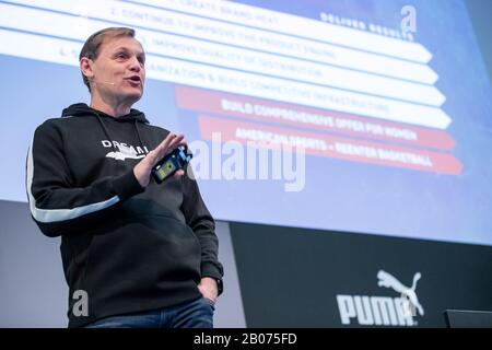 19. Februar 2020, Bayern, Herzogenaurach: Björn Gulden, Vorsitzender und Geschäftsführer des Sportartikelherstellers Puma SE, spricht auf der jährlichen Pressekonferenz des Unternehmens. Foto: Daniel Karmann / dpa Stockfoto