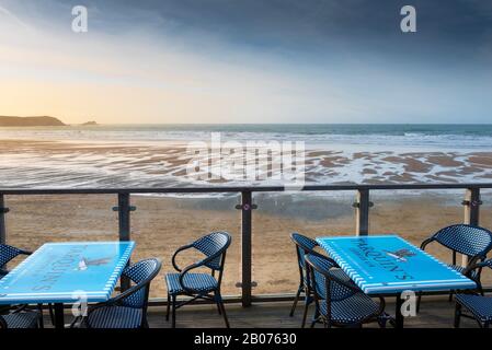 Ein Blick auf einen einsamen Fistral Beach von der Terrasse der Fistral Beach Bar in Newquay in Cornwall. Stockfoto