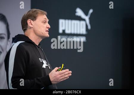 19. Februar 2020, Bayern, Herzogenaurach: Björn Gulden, Vorsitzender und Geschäftsführer des Sportartikelherstellers Puma SE, spricht auf der jährlichen Pressekonferenz des Unternehmens. Foto: Daniel Karmann / dpa Stockfoto