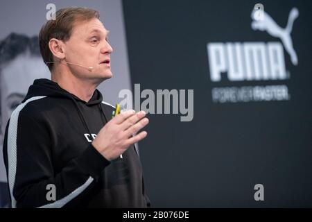 19. Februar 2020, Bayern, Herzogenaurach: Björn Gulden, Vorsitzender und Geschäftsführer des Sportartikelherstellers Puma SE, spricht auf der jährlichen Pressekonferenz des Unternehmens. Foto: Daniel Karmann / dpa Stockfoto