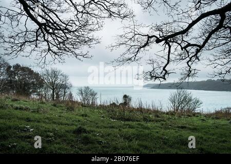 Ein Blick über den Helford River in Cornwall an einem kalten kühlen Tag. Stockfoto