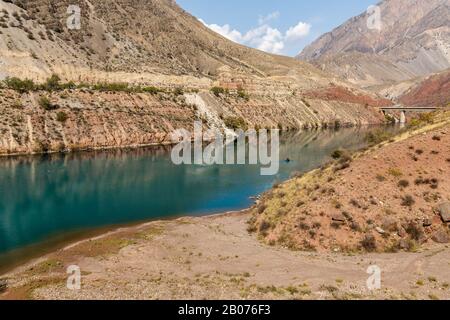 Der Naryn-Fluss im Tian Shan Gebirge, Karakol Kirgisistan, Fischer am Fluss Stockfoto