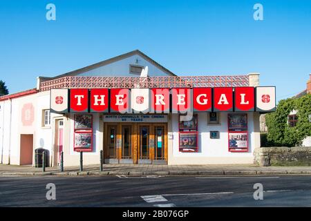 Das farbenfrohe Zeichen für das historische Regal Cinema im Wadebridge Town Center in Cornwall. Stockfoto