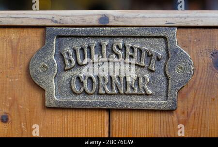 Messingschild auf Holzpaneel im Pub White hart mit der Aufschrift: "Bullshit Corner". Aldeburgh, Suffolk. GROSSBRITANNIEN Stockfoto