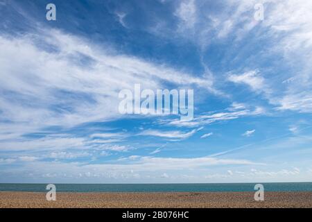 Leerer Strand mit wispy Wolkenlandschaft. Aldeburgh, Suffolk. GROSSBRITANNIEN. Stockfoto