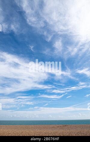 Leerer Strand mit wispy Wolkenlandschaft. Aldeburgh, Suffolk. GROSSBRITANNIEN. Stockfoto