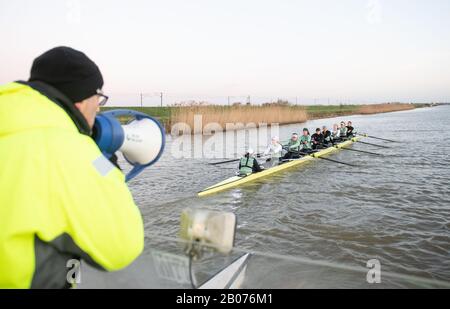 Der Cambridge University Women's Boat Club während einer Trainingseinheit auf dem Fluss Great Ouse in Ely in Cambridgeshire. Stockfoto