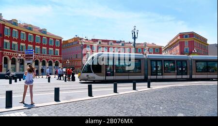 Nice, FRANKREICH - 4. JUNI 2017: Eine Straßenbahn, die den Place Massena in Nizza, Frankreich, passiert. Der Place Massena ist der wichtigste öffentliche Platz im Famou Stockfoto