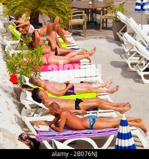 Nizza, Frankreich - Juni 4, 2017: die Menschen beim Sonnenbaden am Strand in Nizza an der französischen Riviera, Frankreich, in der Nähe der Promenade des Anglais, dem berühmten seaf Stockfoto