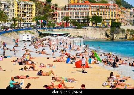 Nizza, Frankreich - Juni 4, 2017: die Menschen beim Sonnenbaden am Strand in Nizza an der französischen Riviera, Frankreich, in der Nähe der Promenade des Anglais, dem berühmten seaf Stockfoto