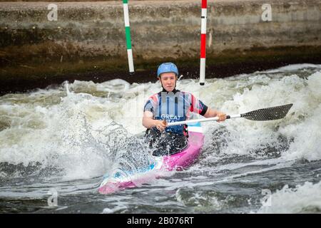 GB Canoe Slalom-Athlete, die weißes Wasser überquerte, nachdem sie ein vorgelagertes Tor auf einer Welle verhandelt hatte. C1W-Klasse für Damen. Stockfoto