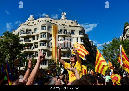 Barcelona, SPANIEN - 11. SEPTEMBER 2017: Menschen in Barcelona, Spanien, nehmen an einer Kundgebung zur Unterstützung der Unabhängigkeit Kataloniens Teil und heben die hervor Stockfoto