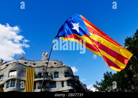 Barcelona, SPANIEN - 11. SEPTEMBER 2017: Eine Estelada, die katalanische unabhängige Flagge in Barcelona, Spanien, während einer Kundgebung zur Unabhängigkeit Kataloniens Stockfoto