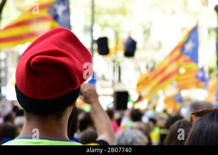 Barcelona, SPANIEN - 11. SEPTEMBER 2017: Menschen, die während ihrer Nati an der Kundgebung zur Unterstützung der Unabhängigkeit Kataloniens in Barcelona, Spanien teilnehmen Stockfoto