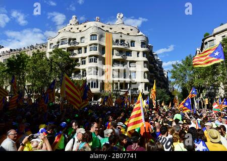 Barcelona, SPANIEN - 11. SEPTEMBER 2017: Menschen in Barcelona, Spanien, nehmen an einer Kundgebung zur Unterstützung der Unabhängigkeit Kataloniens Teil und heben die hervor Stockfoto