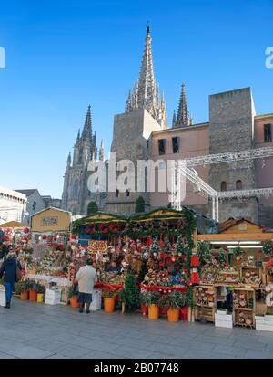Barcelona, SPANIEN - 28. NOVEMBER 2017: Ein Blick auf die Verkaufsstände des Mercat de Santa Llucia, dem beliebten Weihnachtsmarkt, der jedes Jahr auf dem Markt installiert ist Stockfoto