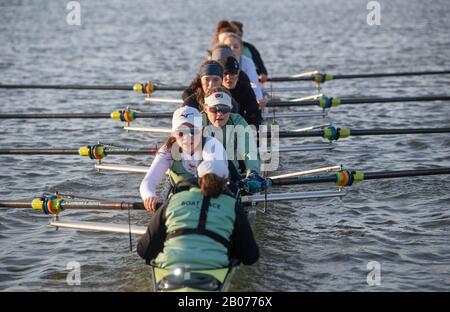 Der Cambridge University Women's Boat Club während einer Trainingseinheit auf dem Fluss Great Ouse in Ely in Cambridgeshire. Stockfoto