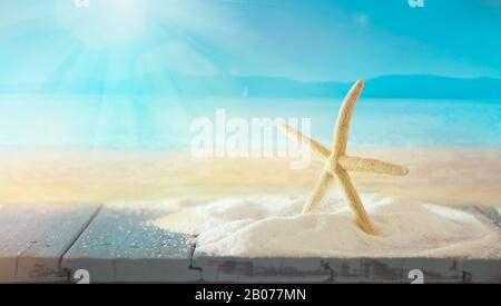 Sommer Star Fisch-Hintergrund. Urlaubskonzept mit Sternenfisch Stockfoto