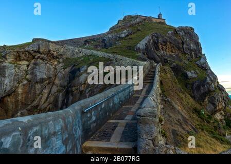 Zugang über eine Treppe zur Einsiedelei San Juan de Gaztelugatxe, Spanien Stockfoto