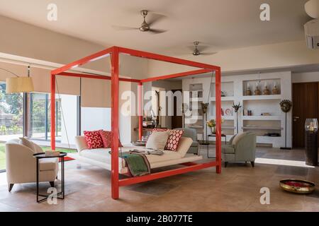 Gerahmtes Sofa im modernen Wohnzimmer Stockfoto