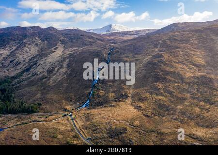 Luftaufnahme des Glenthornan-Wasserfalls von Dunlewey oder Dunlewy im County Donegal, Irland. Stockfoto