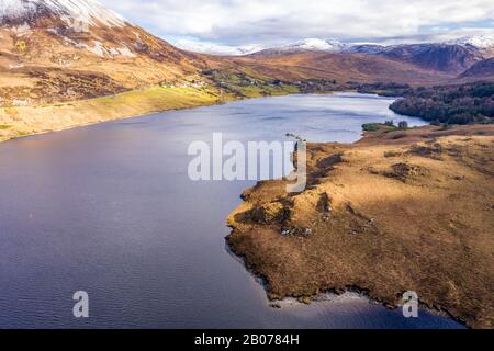 Luftaufnahme von Dunlewey Lough auf der Unterseite des Mount Errigal - County Donegal, Irland. Stockfoto