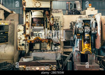 Alte kaputte, ungenutzte Maschine rostigen Stahls in der Werkstatt-Maschinenwerkstatt. Stockfoto