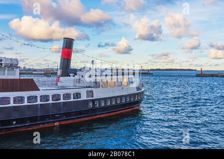 Altes Dampfschiff mit einer Rohrleitung an der Anlegestelle in den nördlichen Meeren Stockfoto