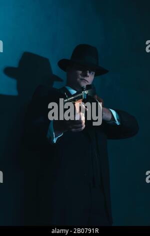 Retro-Gangster in Hutschüssen mit Maschinengewehr. Stockfoto