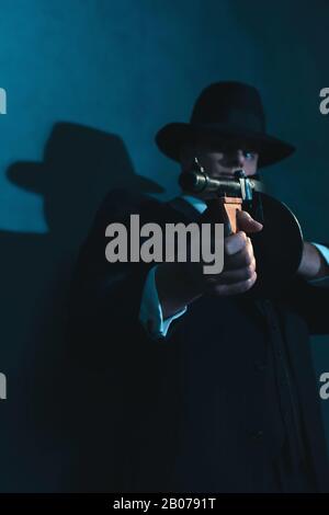 Retro-Gangster in Hutschüssen mit Maschinengewehr. Stockfoto