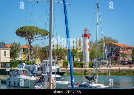 Roter Leuchtturm und Segelboote im alten Hafen von La rochelle, Frankreich Stockfoto