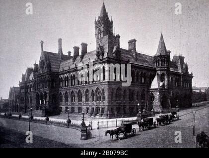 Archiviertes Schwarzweißfoto der Manchester Assize Courts aus dem Buch "A Survey of the History, Commerce and Manufacres of Lancashire" von Reuben Spencer, veröffentlicht 1897. Pferdekutschen warten draußen auf der Straße. Die Gerichte befanden sich in der Great Ducie Street im Strangeways-Viertel von Manchester. Stockfoto