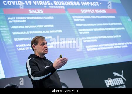 19. Februar 2020, Bayern, Herzogenaurach: Björn Gulden, Vorsitzender und CEO des Sportartikelherstellers Puma SE, spricht auf der jährlichen Pressekonferenz über die Auswirkungen des Corona-Virus-Ausbruchs auf das Unternehmen. Foto: Daniel Karmann / dpa Stockfoto