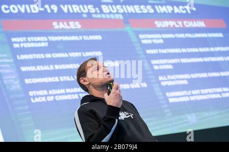 19. Februar 2020, Bayern, Herzogenaurach: Björn Gulden, Vorsitzender und CEO des Sportartikelherstellers Puma SE, spricht auf der jährlichen Pressekonferenz über die Auswirkungen des Corona-Virus-Ausbruchs auf das Unternehmen. Foto: Daniel Karmann / dpa Stockfoto