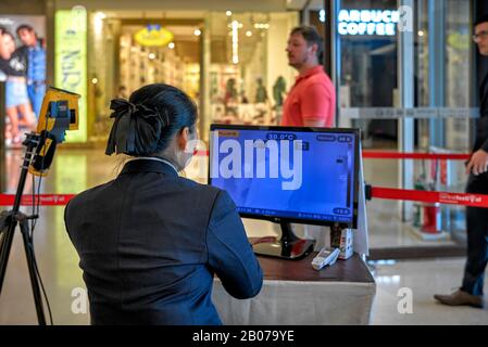Coronavirus. Medizinisches Personal in einem thailändischen Einkaufszentrum erkennt ankommende Kunden mit Wärmebildkameras, um Covid 19 zu überwachen Stockfoto