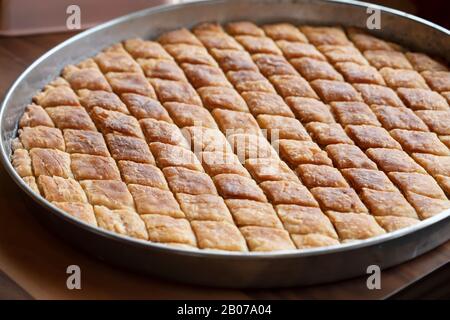 Türkische Baklava serviert im Tablett Stockfoto