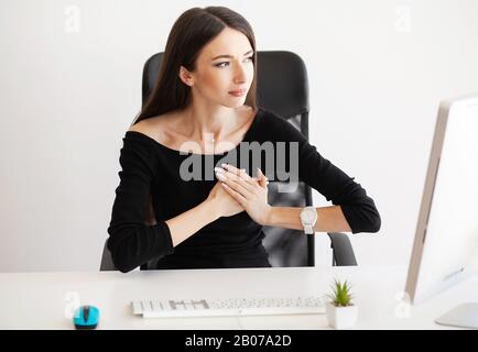 Herzschmerzen. Frau, die Panikattacke am Arbeitsplatz hat Stockfoto