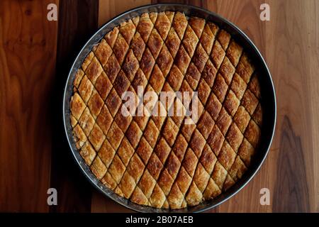 Türkische Baklava serviert im Tablett Stockfoto