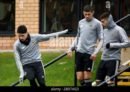 Die Conor Coady (Center) von Wolverhampton Wanderers, Ruben Neves (rechts) und Pedro Neto kommen an, um während der Trainingseinheit auf dem Sir Jack Hayward Training Ground, Wolverhampton, zu beginnen. Stockfoto