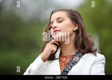 Polen, KRAKOW - 29. April 2019: Julia Wieniawa polnische Schauspielerin, Sängerin, Fernsehmoderatorin, Medienpersönlichkeit. Interview während der OFF CAMERA 2019 Stockfoto