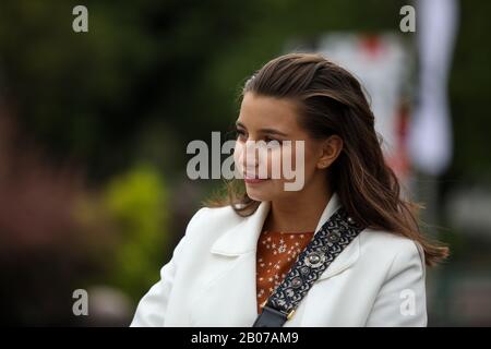 Polen, KRAKOW - 29. April 2019: Julia Wieniawa polnische Schauspielerin, Sängerin, Fernsehmoderatorin, Medienpersönlichkeit. Interview während der OFF CAMERA 2019 Stockfoto