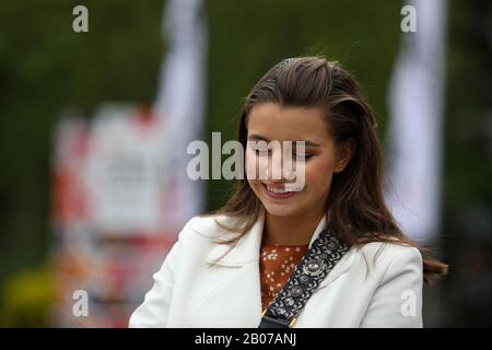 Polen, KRAKOW - 29. April 2019: Julia Wieniawa polnische Schauspielerin, Sängerin, Fernsehmoderatorin, Medienpersönlichkeit. Interview während der OFF CAMERA 2019 Stockfoto