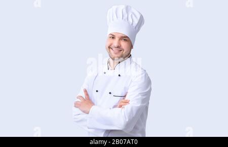 Küchenchef Steht Mit Einem Lächeln Auf Die Kamera, Studio Shot Stockfoto