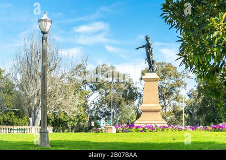 North Adelaide, South Australia - 4. August 2019: Colonel William Light Statue, die an einem hellen Tag von Montefiore Hill auf die Stadt zeigt. William Ligh Stockfoto