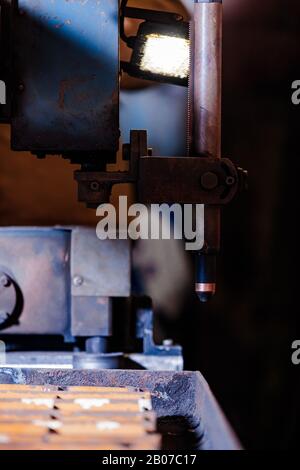 Plasmaschneiden von Metall mit einer cnc. Plasmaschneidmaschine zum Schneiden von Stahlblech. Industrielles Schneiden von Metall mit Plasmalaser Stockfoto